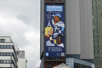 Ein Banner zur Europawahl am 9. Juni 2024 hängt am Stadthaus.